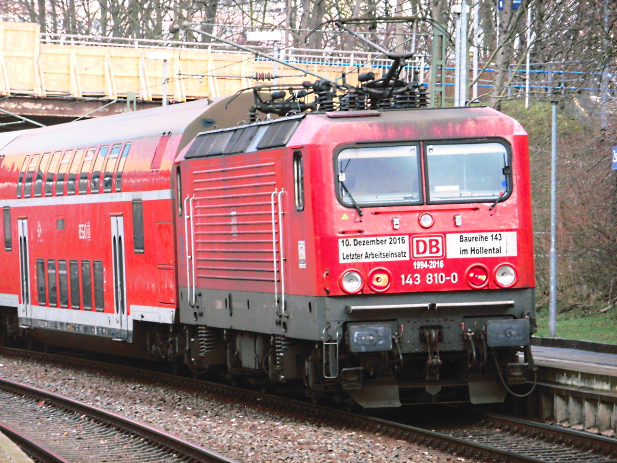 143 810 mit ziel Nietlebn im Bahnhof Halle Zscherbener Stra�e am 31.1.18