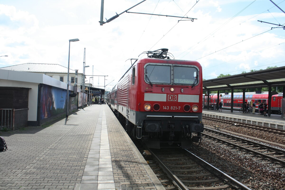 143 821 verl�sst mit Ziel Sch�na den Bahnhof Pirna am 6.6.22