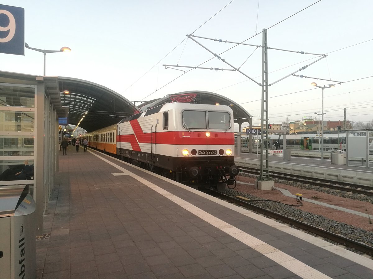 143 822 der EBS mit dem St�dteexpress-Sonderzug im Bahnhof Halle (Saale) Hbf am 16.2.19