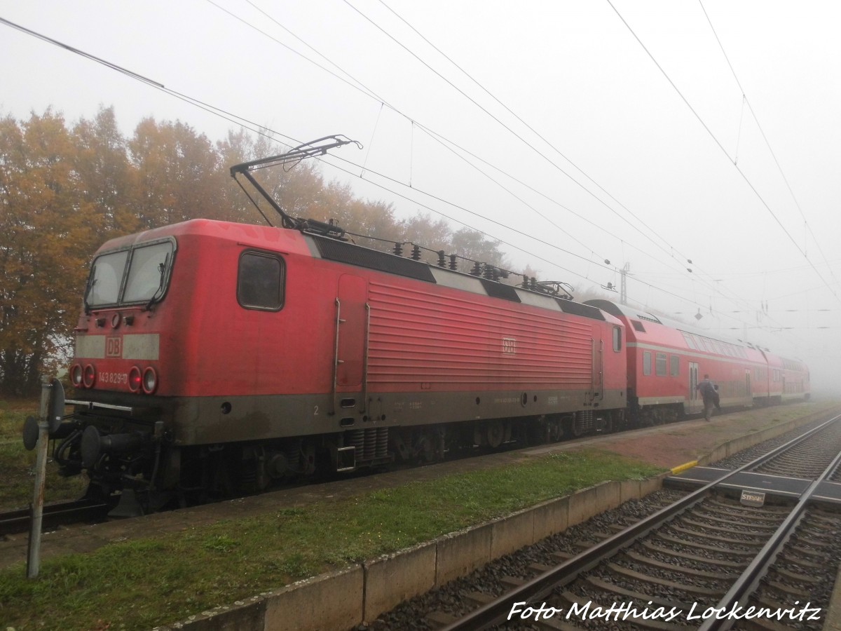 143 829 im Bahnhof Reu�en am 26.10.15