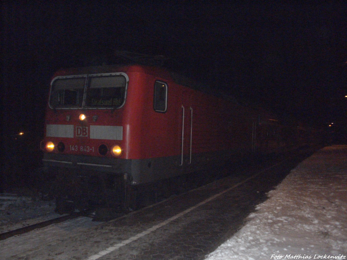 143 843-1 als RE9 mit ziel Stralsund Hbf im Bahnhof Stralsund - R�gendamm am 27.1.14