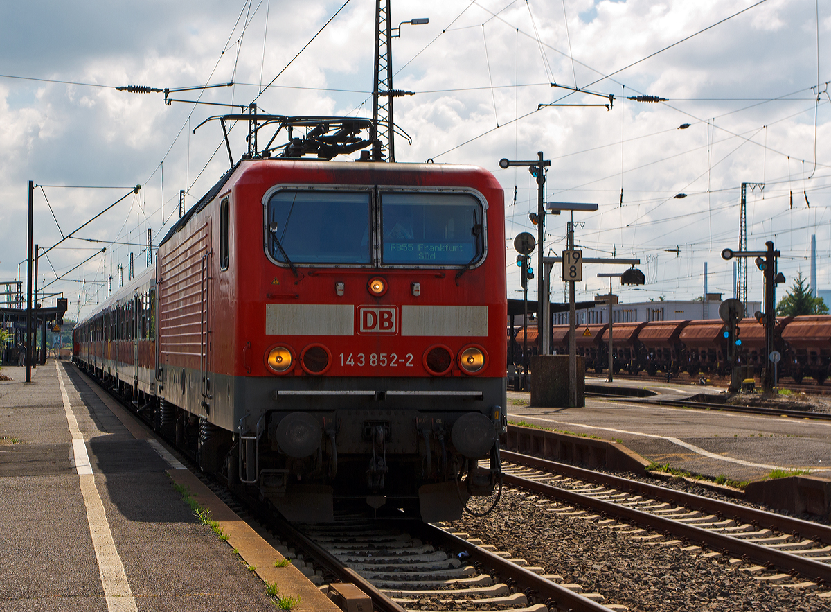 
143 852-2 (ex DR 243 852-1) mit n-Wagen (ex Sieberlinge), als RB 55  Frankfurt-Hanauer Eisenbahn  (Hanau - Frankfurt/Main Süd), am 27.08.2014 beim Halt im Hbf Hanau. 

Wie alle 143er wurde auch diese 1988 bei LEW (VEB Lokomotivbau Elektrotechnische Werke Hans Beimler Hennigsdorf) unter der Fabriknummer 20302 und als 243 852-1 an die Deutsche Reichsbahn geliefert, 1992 erfolgte die Umzeichnung in DR 143 852-2 und 1994 in DB 143 852-2. 
