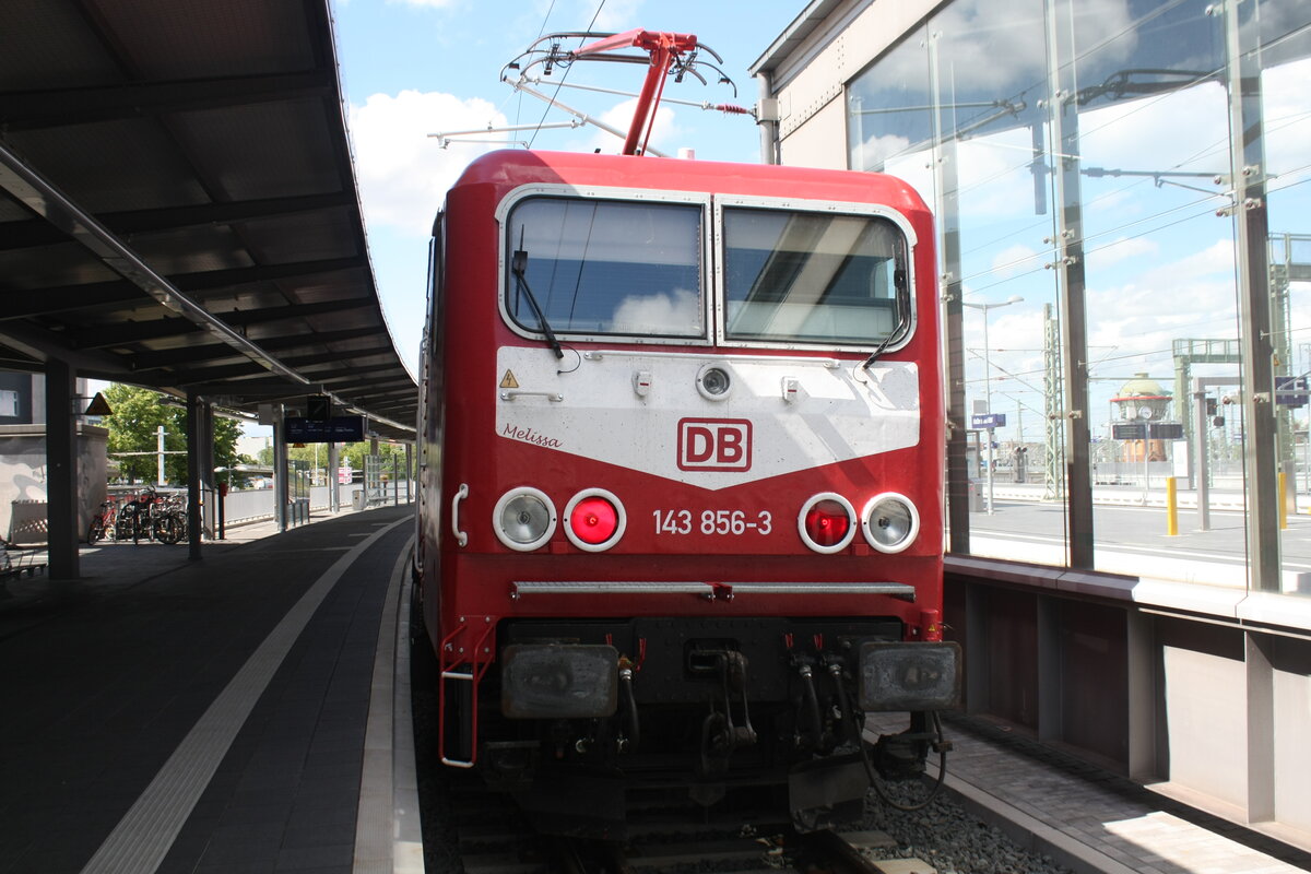143 856  Melissa  verl�sst als S47 mit Ziel Halle-Trotha den Bahnhof Halle/Saale Hbf am 24.5.22