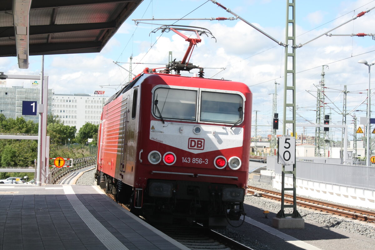 143 856  Melissa  verl�sst als S47 mit Ziel Halle-Trotha den Bahnhof Halle/Saale Hbf am 24.5.22