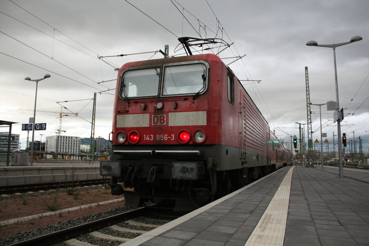 143 856 verl�sst als S9 mit ziel Eilenburg den Bahnhof Halle/Saale Hbf am 4.11.19