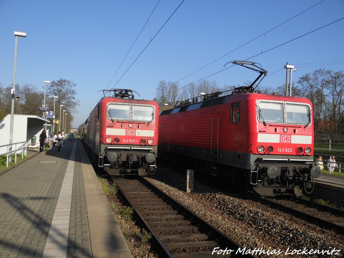 143 857 und 143 822 im Bahnhof Halle-S�dstadt am 21.4.16