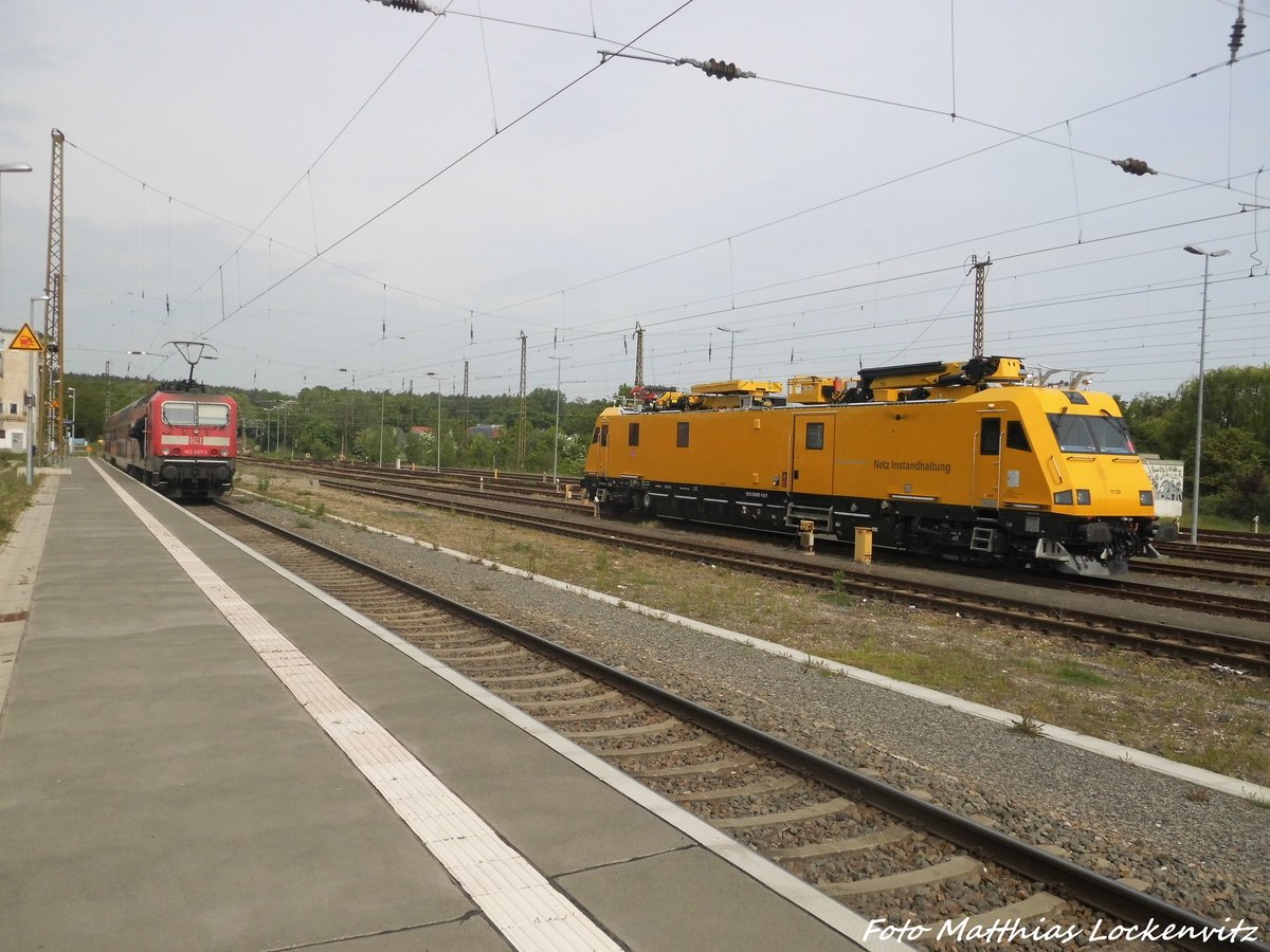 143 857 und 711 XXX im Bahnhof Halle (Saale) Hbf am 19.5.16