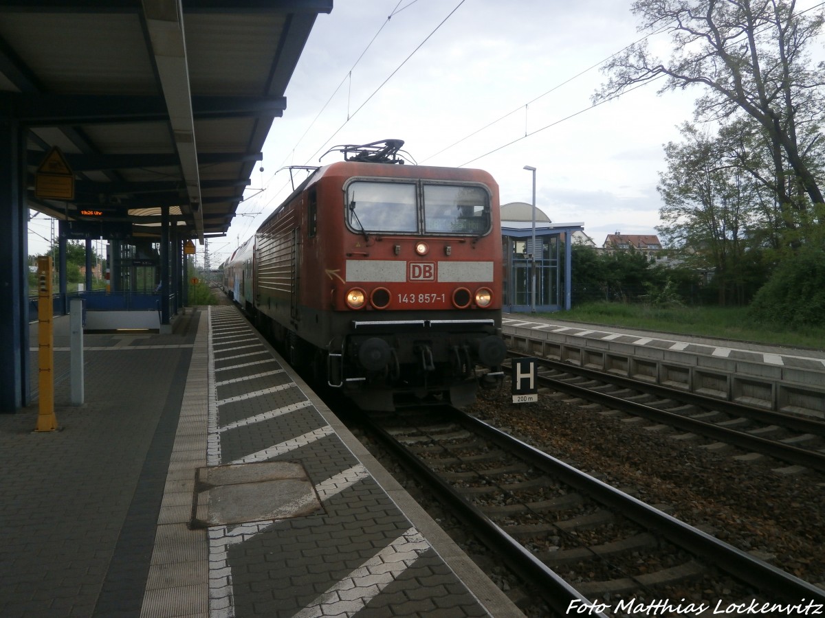 143 857 beim einfahren in den Bahnhof Delitzsch unt bf am 9.5.15