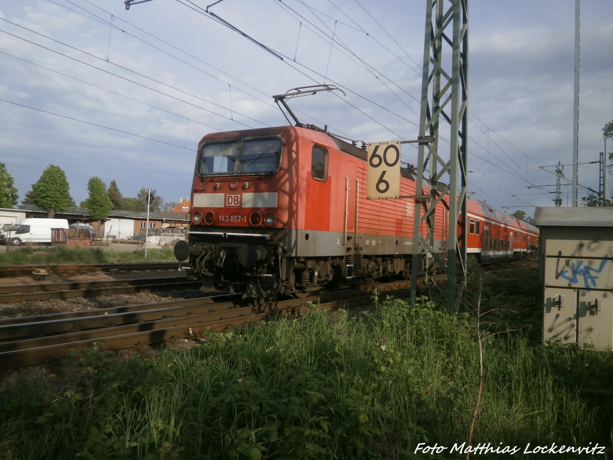 143 857 verl�sst den Bahnhof Delitzsch unt Bf in Richtung Leipzig  Hbf am 9.5.15