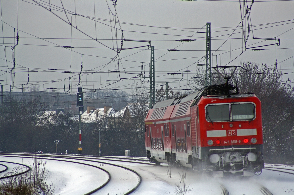 143 858 Fährt am 11.02.14 aus dem Winterlichen Bf Sömmerda aus , ihr Ziel ist Erfurt Hbf 