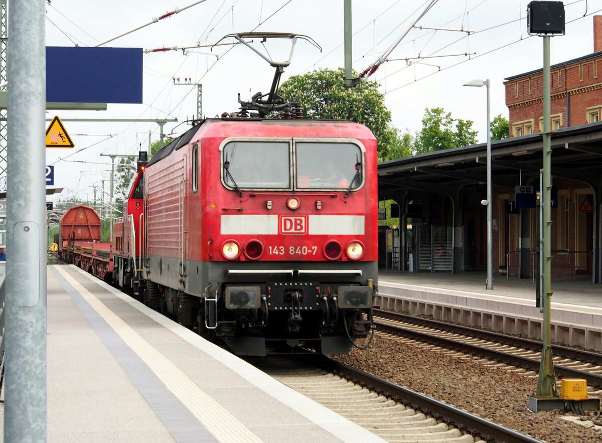 143 860-7 mit Diesellok und gemischtem Güterzugim Schlepp in Roßlau am 15.05.2017.