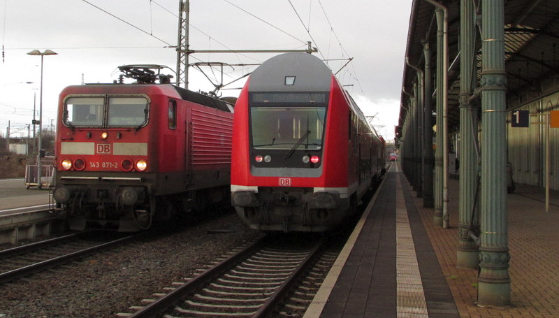 143 871-2 und eine Regionalbahn im Bahnhof Nordhausen am 10.Jan.2014