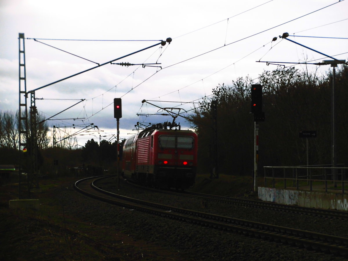 143 871 hat hat S7 mit ziel Halle/Saale Hbf den Bahnhof Halle Zscherbener Stra�e hinter sich gelassen am 31.1.18
