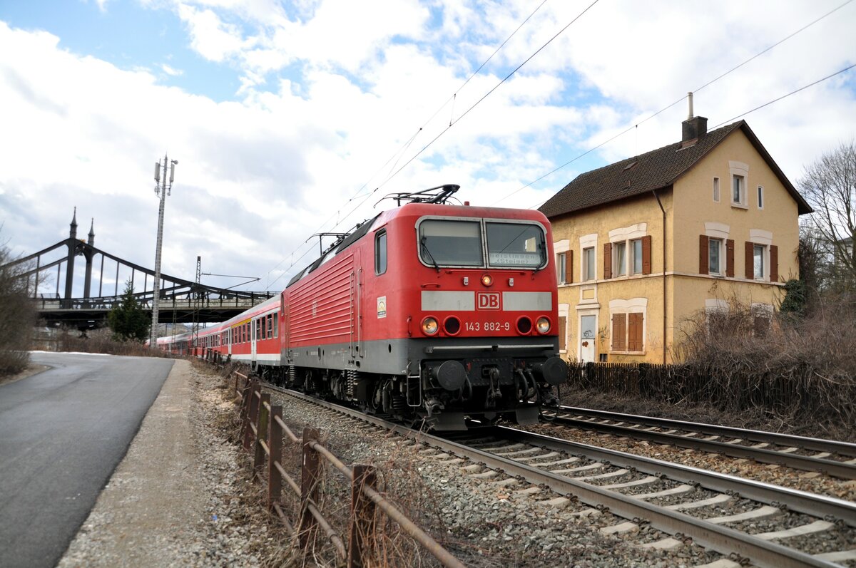 143 882-9 fährt mit Nahverkehrszug aus Ulm aus am 26.02.2010.