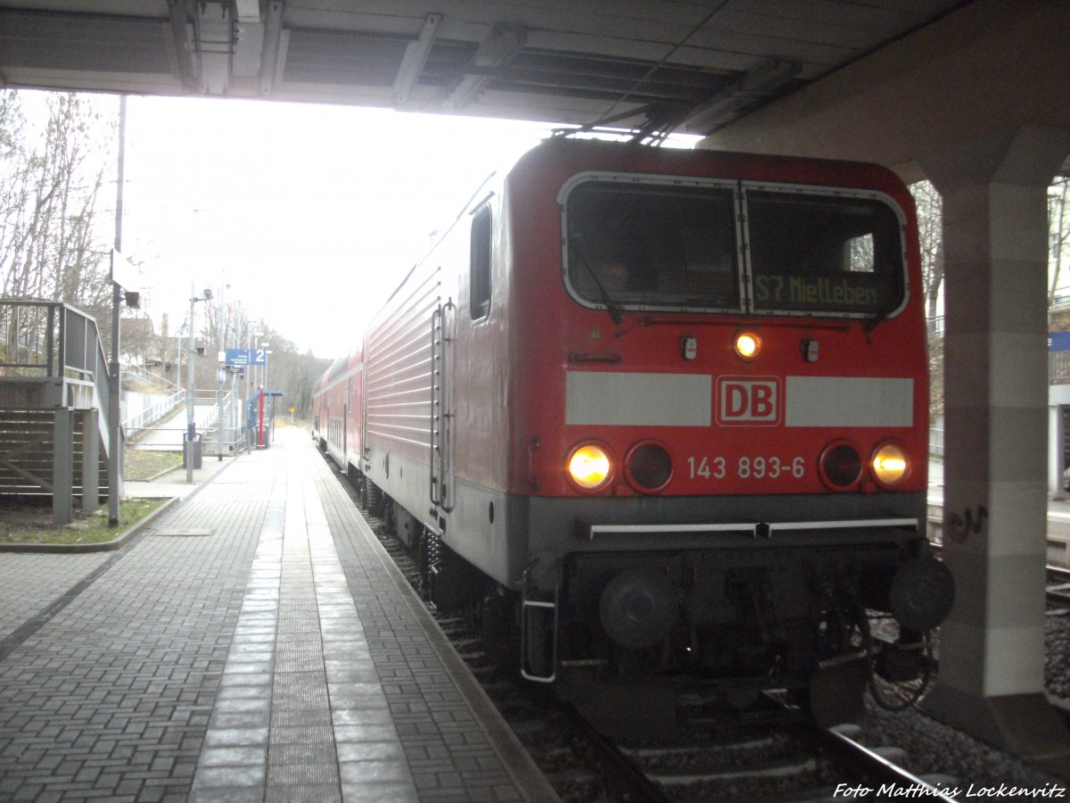 143 893-6 als S7 mit ziel Nietleben im Bahnhof Steintorbr�cke am 15.2.14