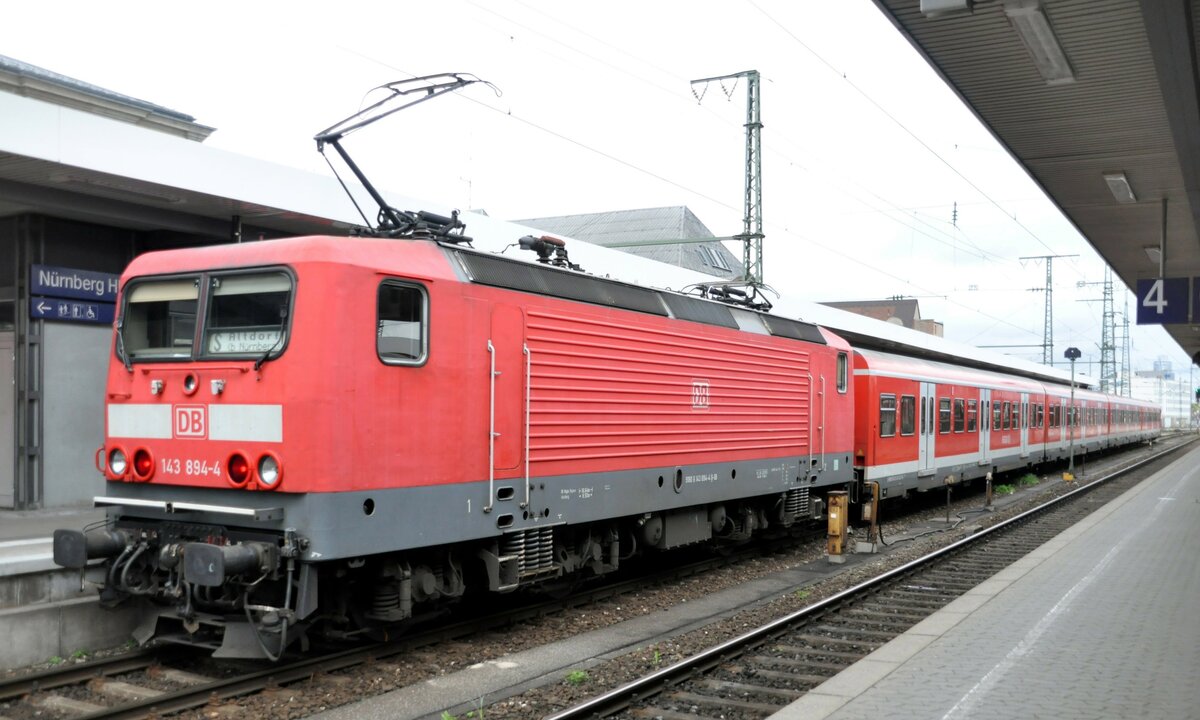 143 894-4 mit S-Bahn in Nürnberg am 04.04.2011.