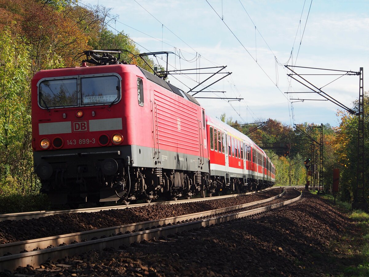 143 899-3 mit Nahverkehrszug in Ulm am 21.10.2014.