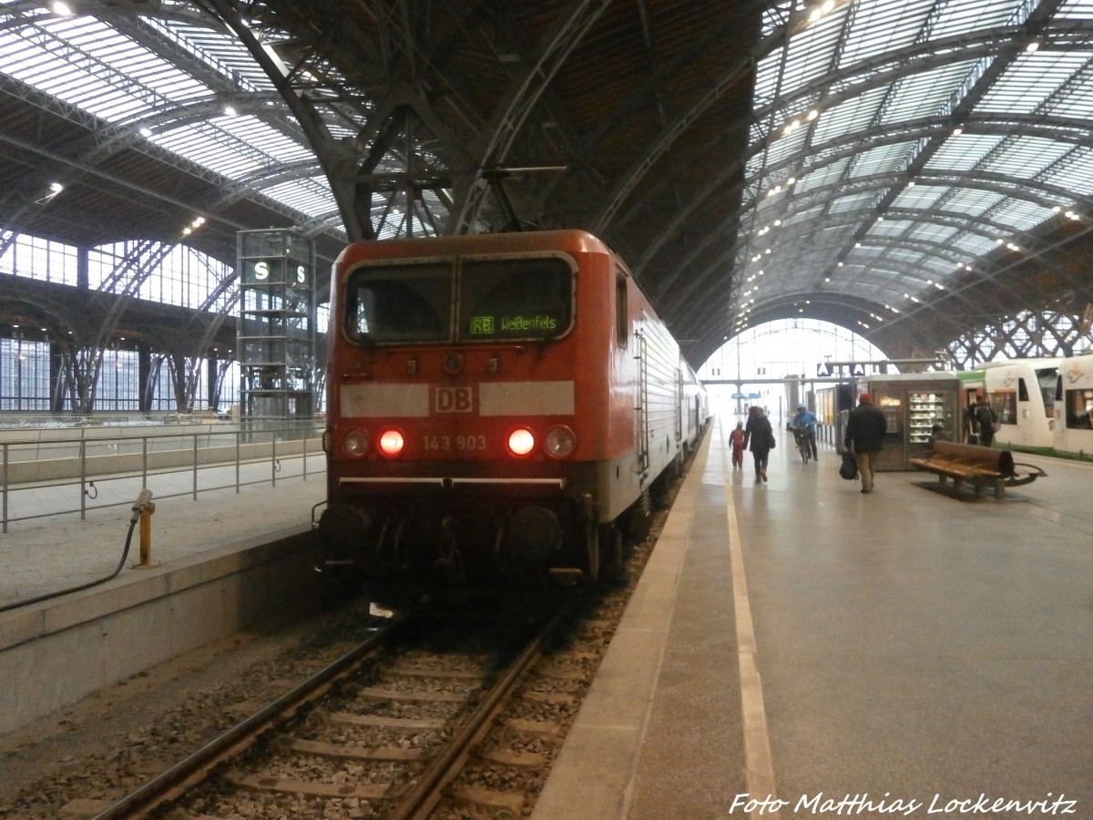 143 903 und 143 180 (am anderen Ende des Zuges) standte als RB125 mit ziel Wei�enfels im Leipziger Hbf zu Abfahrt bereit am 22.1.15