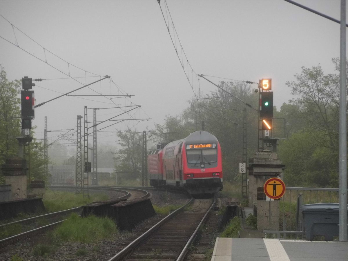 143 903 unterwegs nach Halle (Saale) Hbf und l�sst Halle-Rosengarten hinter sich am 5.5.17