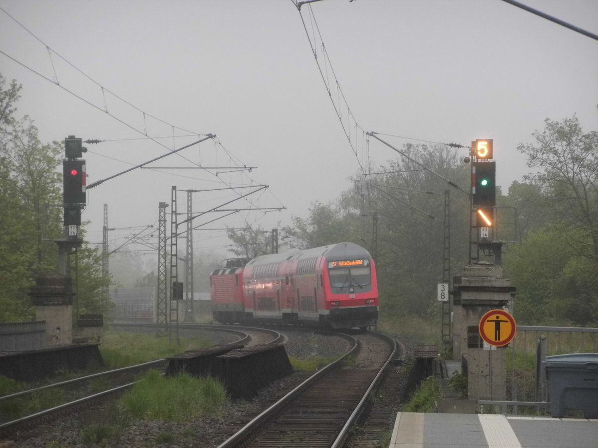 143 903 unterwegs nach Halle (Saale) Hbf und l�sst Halle-Rosengarten hinter sich am 5.5.17