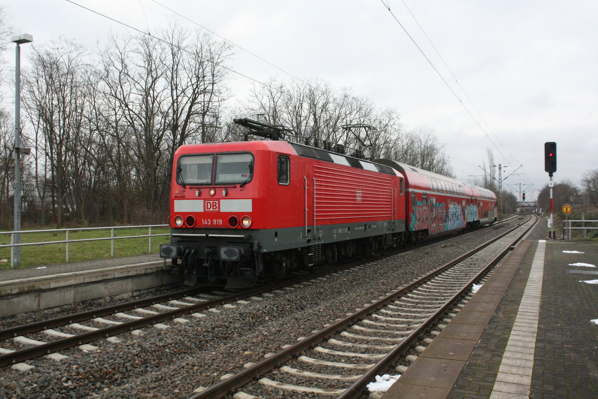 143 919 bei der Einfahrt in den Bahnhof Halle S�dstadt am 13.1.21