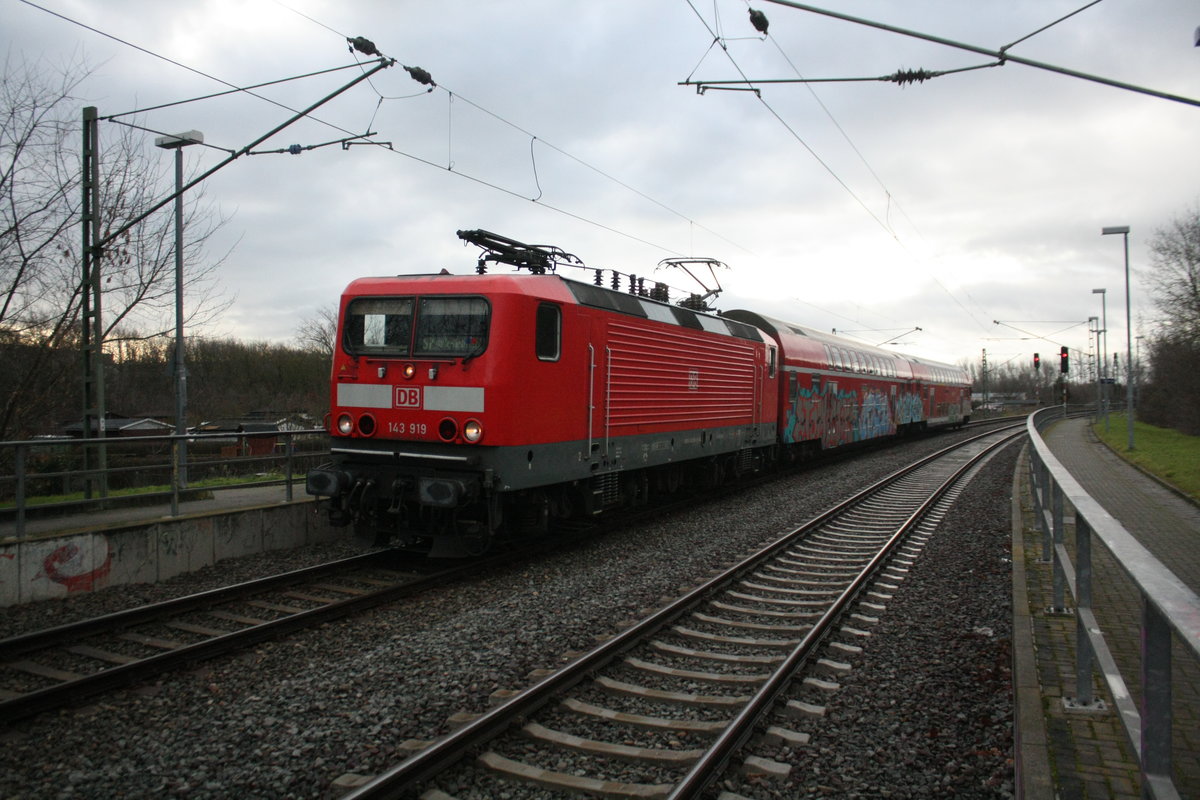 143 919 mit der S7 bei der Einfahrt in den Bahnhof Halle-Zscherbener Stra�e am 13.1.21