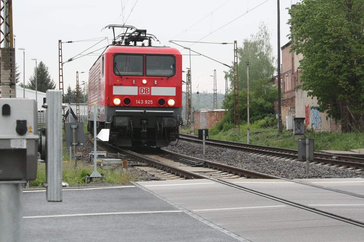 143 925 verl�sst als S7 mit ziel Halle/Saale Hbf den Bahnhof Halle-Nietleben am 4.5.20