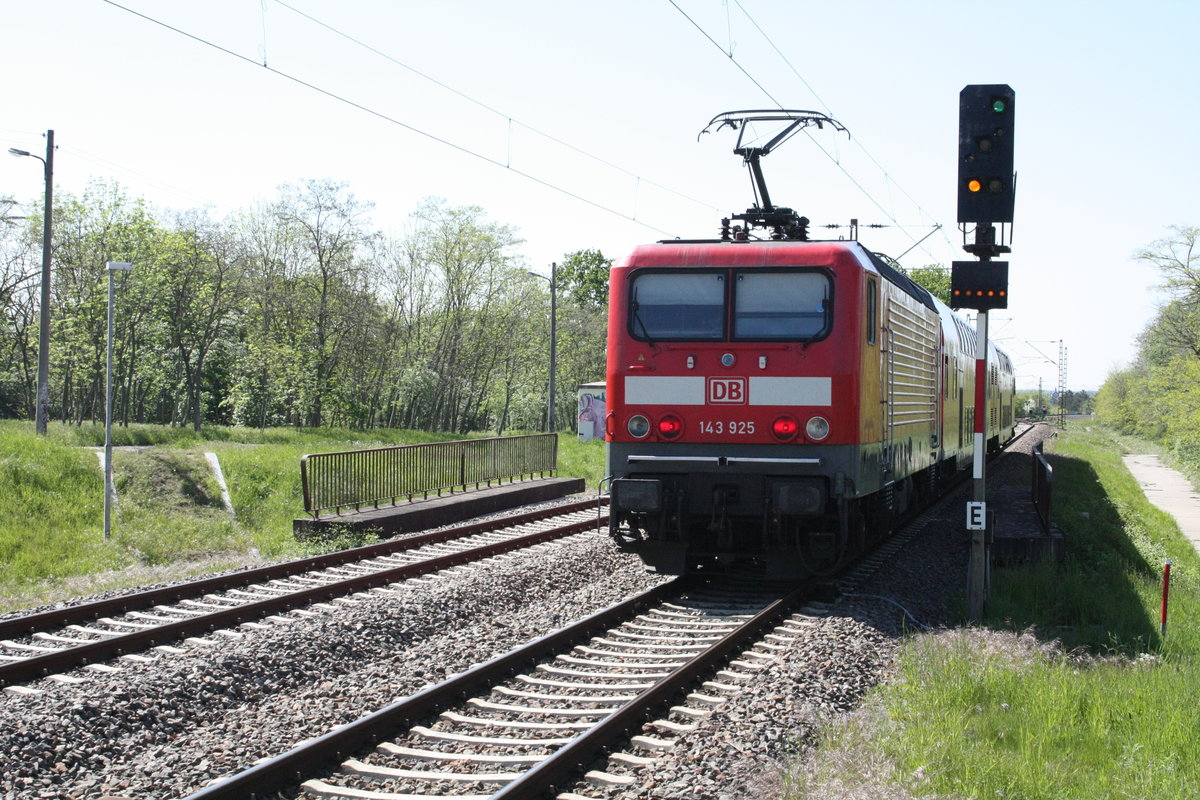 143 925 verl�sst als S7 mit ziel Halle-Nietleben den Bahnhof Halle S�dstadt am 7.5.20