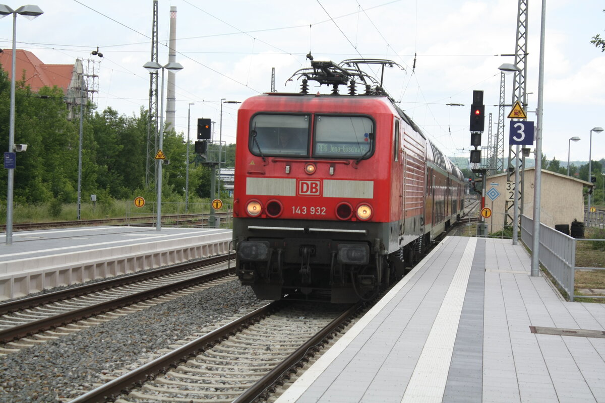 143 932 bei der Einfahrt in den Endbahnhof Jena-G�schwitz am 1.6.22