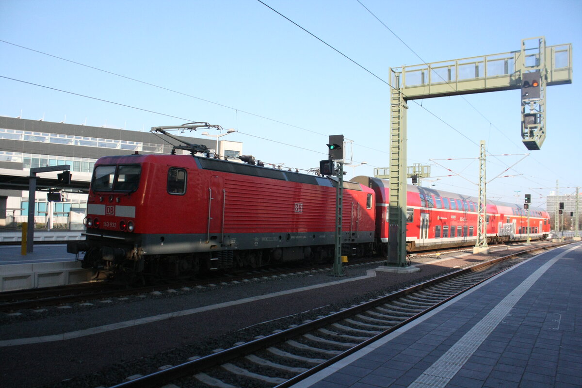 143 932 verl�sst als S47 mit Ziel Halle-Trotha den Bahnhof Halle/Saale Hbf am 5.3.22