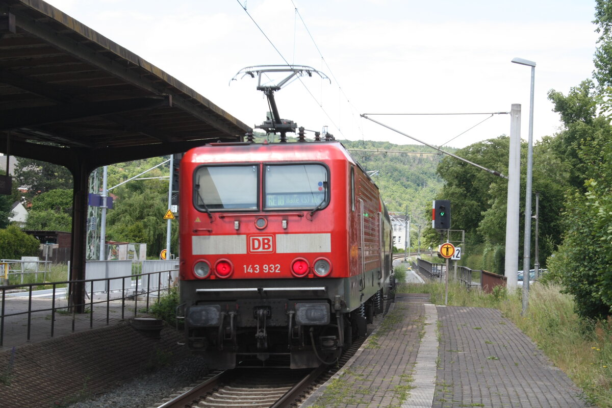 143 932 verl�sst den Bahnhof Bad K�sen in Richtung Halle/Saale Hbf am 1.6.22