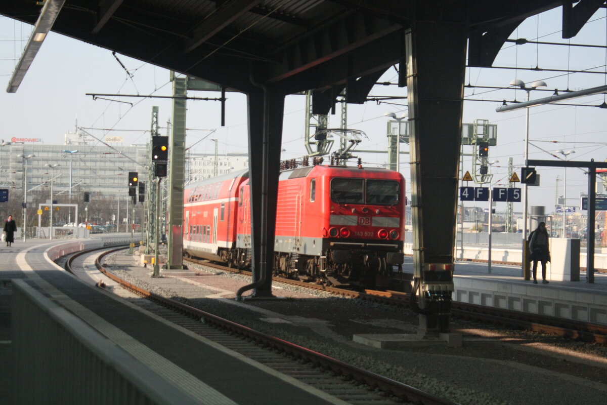 143 932 verl�sst den Bahnhof Halle/Saale Hbf in Richtung Eilenburg am 24.3.22