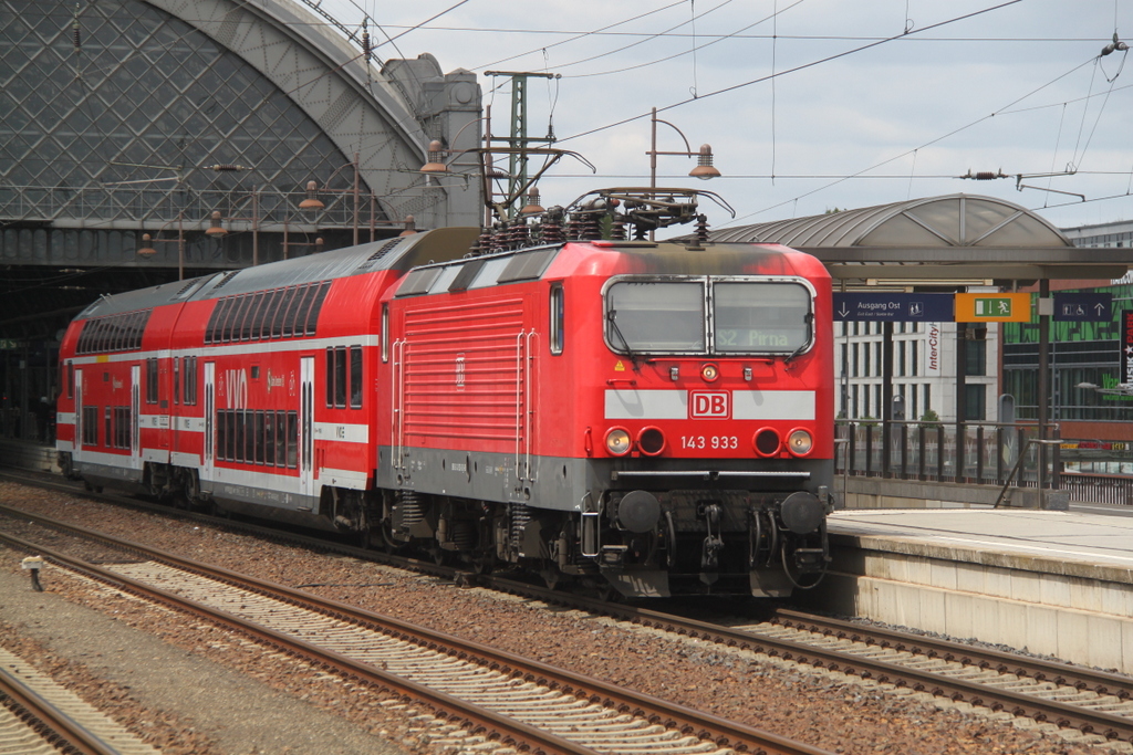 143 933-0 mit S2 von Dresden Flughafen nach Pirna bei der Ausfahrt im Dresdener Hbf.10.07.2015