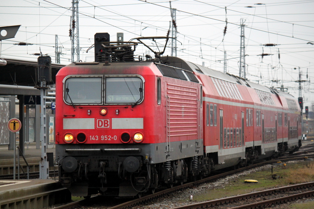 143 952-0 mit S1 von Rostock Hbf nach Warnemnde bei der bereitstellung im Rostocker Hbf.17.01.2014