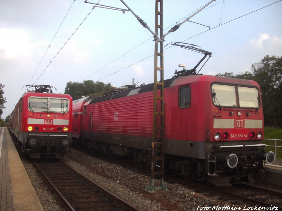 143 957 als S7 mit ziel Halle-Nietleben und 143 337-4 als S7 mit ziel Halle-Trotha im Bahnhof Halle-S�dstadt am 8.9.14