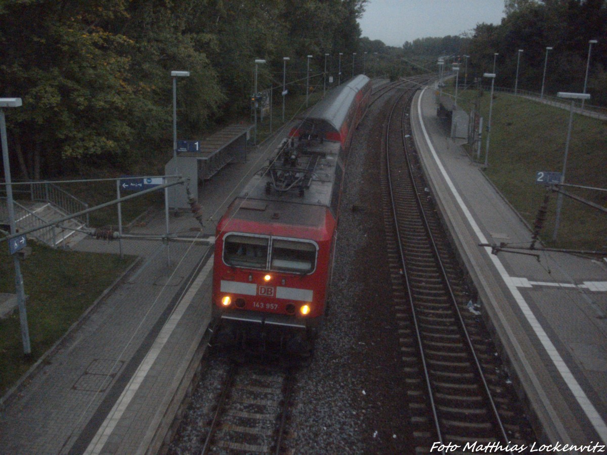 143 957 als S7 mit ziel Halle-Nietleben im Bahnhof Halle-Zscherbener Stra�e am 8.9.14