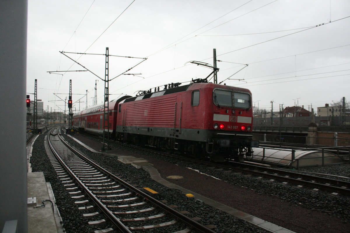 143 957 verl�sst als S9 den Bahnhof Halle/Saale Hbf in Richtung Eilenburg am 21.1.21