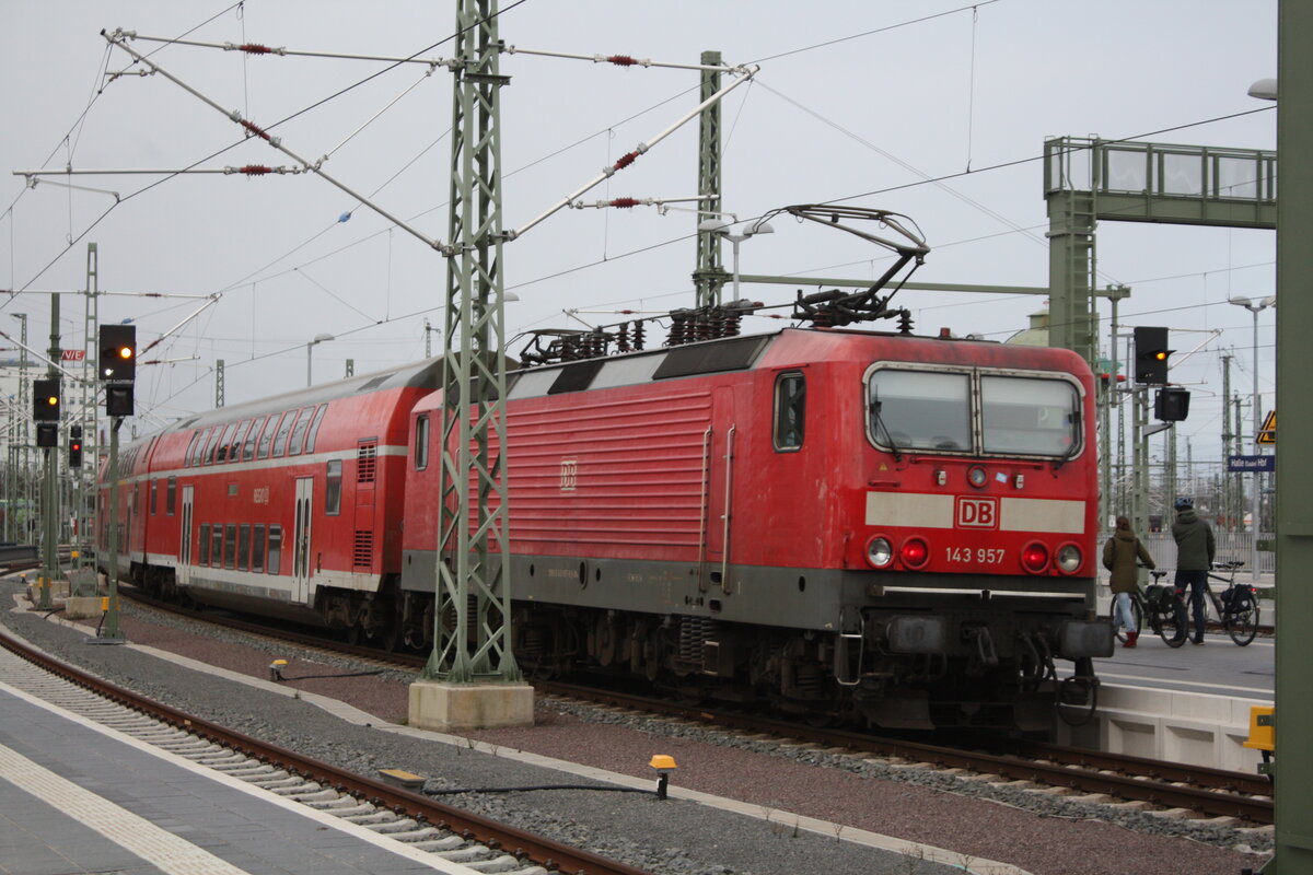 143 957 verl�sst als S9 den Bahnhof Halle/Saale Hbf in Richtung Eilenburg am 20.1.22