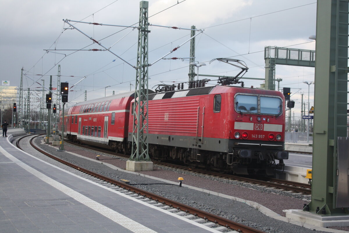 143 957 verl�sst als S9 mit Ziel Eilenburg den Bahnhof Halle/Saale Hbf am 15.2.22