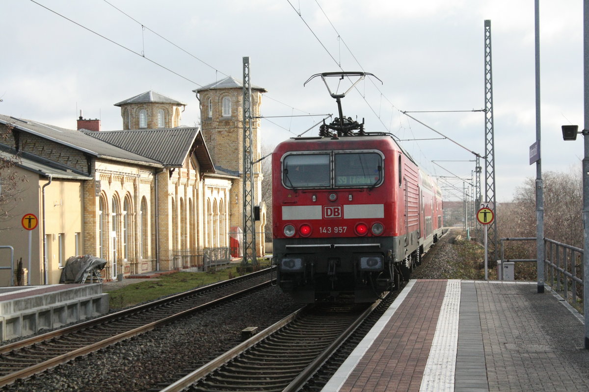 143 957 verl�sst den Bahnhof Delitzsch ob Bf in Richtung Eilenburg am 10.3.21