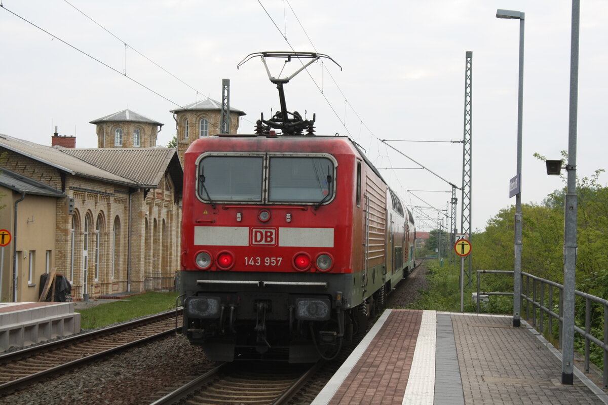 143 957 verl�sst den Bahnhof Delitzsch ob Bf in Richtung Eilenburg am 20.5.21