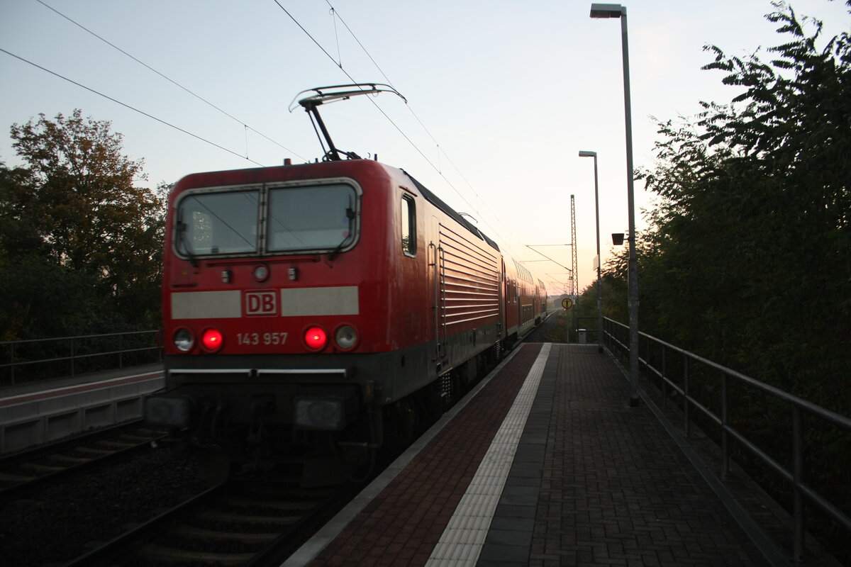 143 957 verl�sst den Bahnhof Delitzsch ob Bf in Richtung Eilenburg am 28.10.21