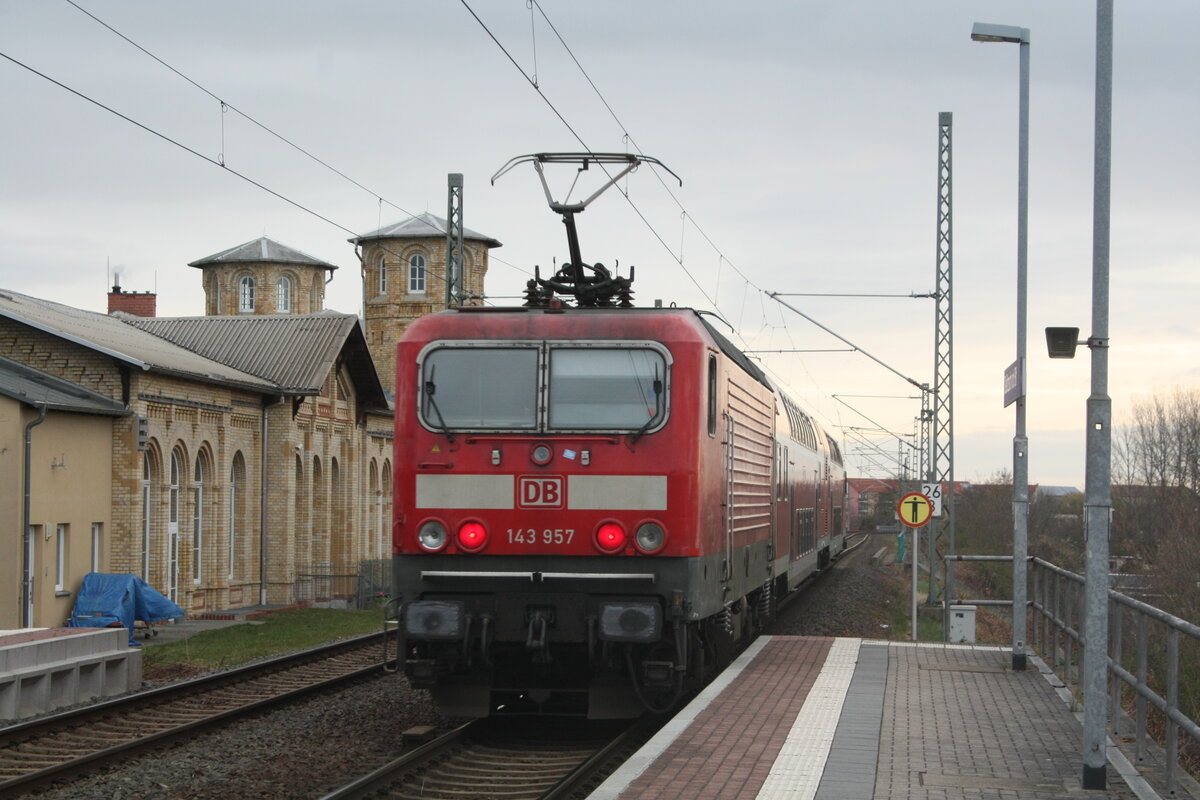 143 957 verl�sst den Bahnhof Delitzsch ob Bf in Richtung Eilenburg am 7.4.22