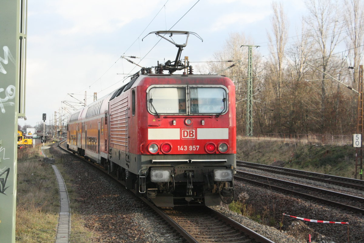 143 957 verl�sst den Bahnhof Halle-Silberh�he in Richtung Halle/Saale Hbf am 13.1.21