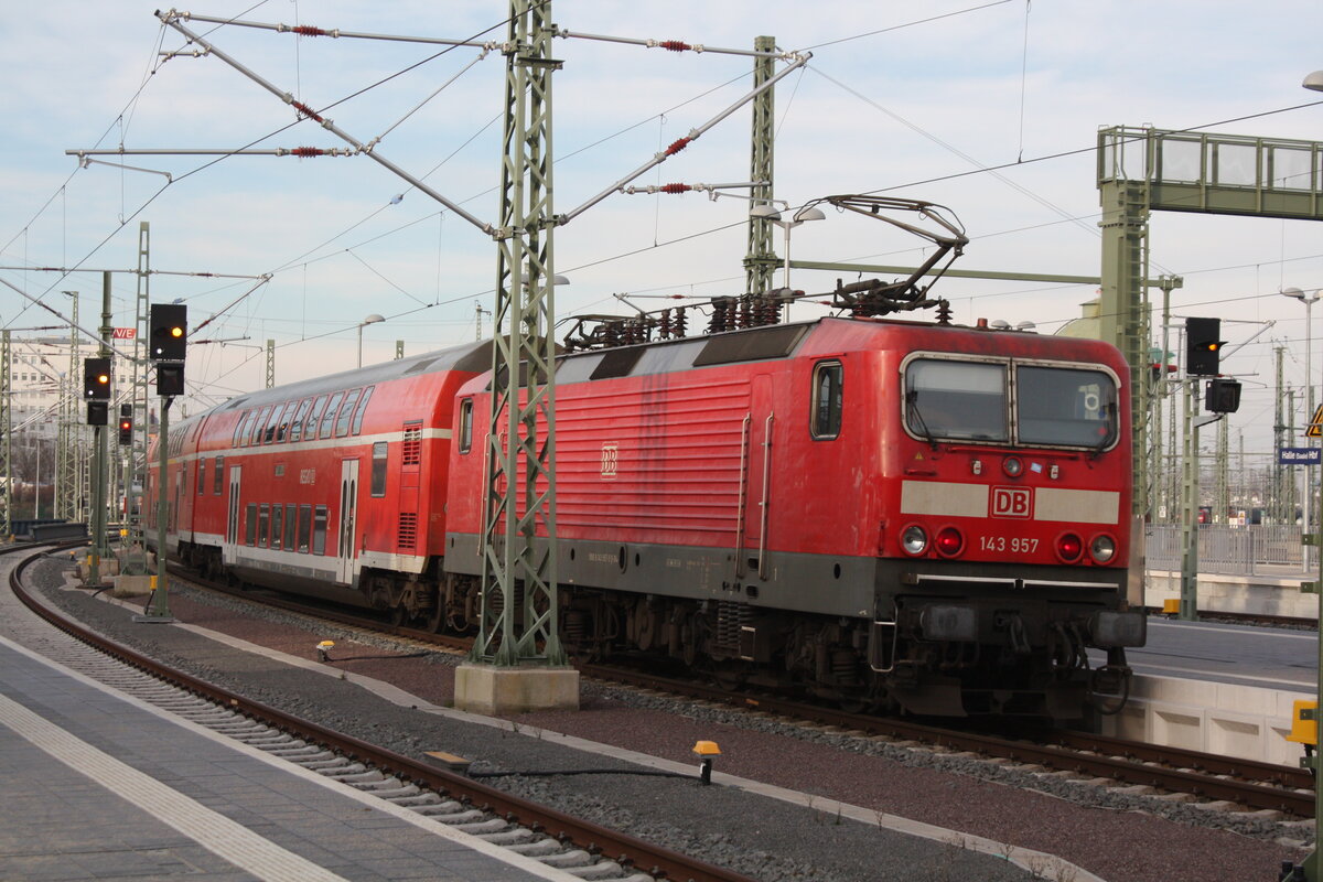 143 957 verl�sst den Bahnhof Halle/Saale Hbf in Richtung Eilenburg am 13.1.22