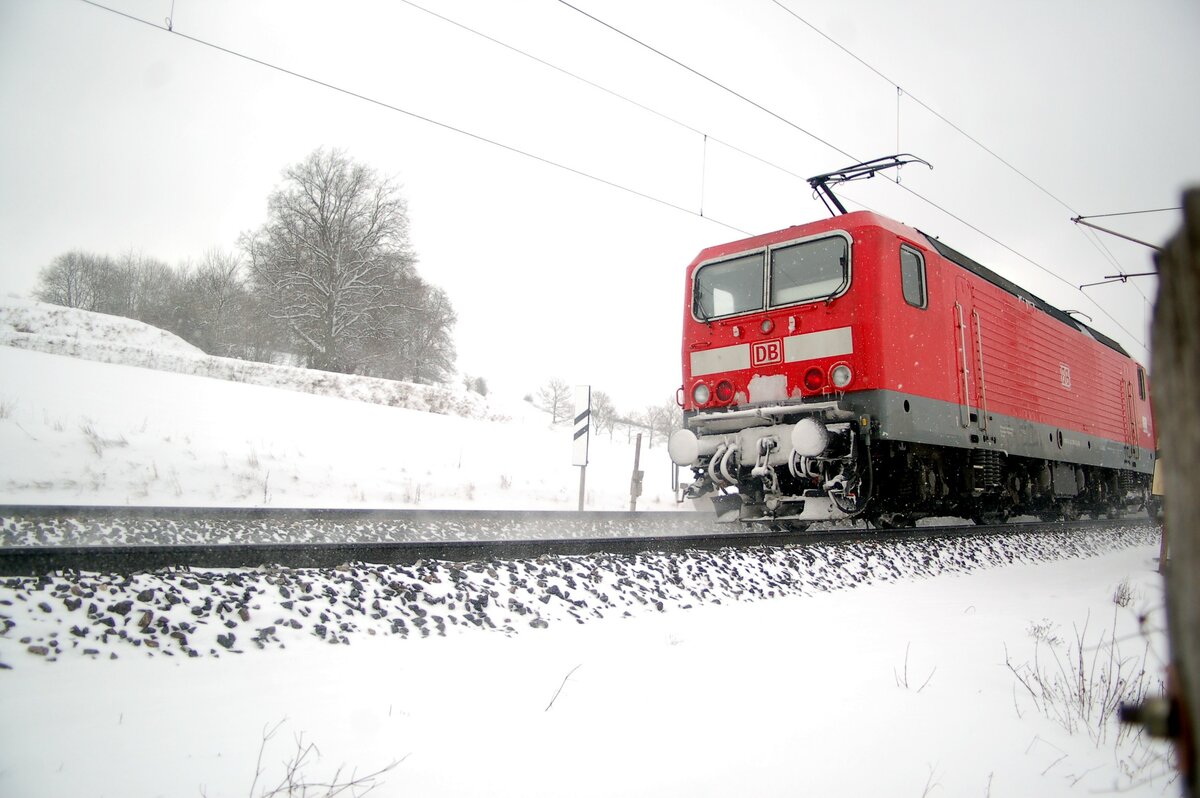 143 mit Nahverkehrszug im Schubbetrieb in Urspring am 13.02.2009.