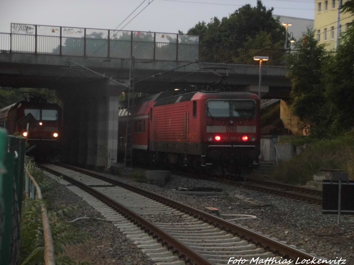 143 XXX und 143 959 am Bahnhof Steintorbr�cke in Halle (Saale) am 4.7.15