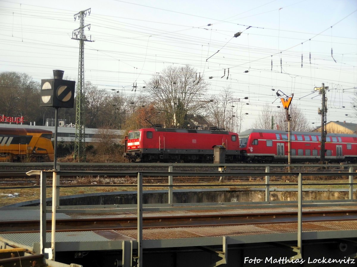 143 XXX mit einer Regionalbahn bei der vorbeifahrt am DB Museum Koblenz-L�tzel am 28.1.17