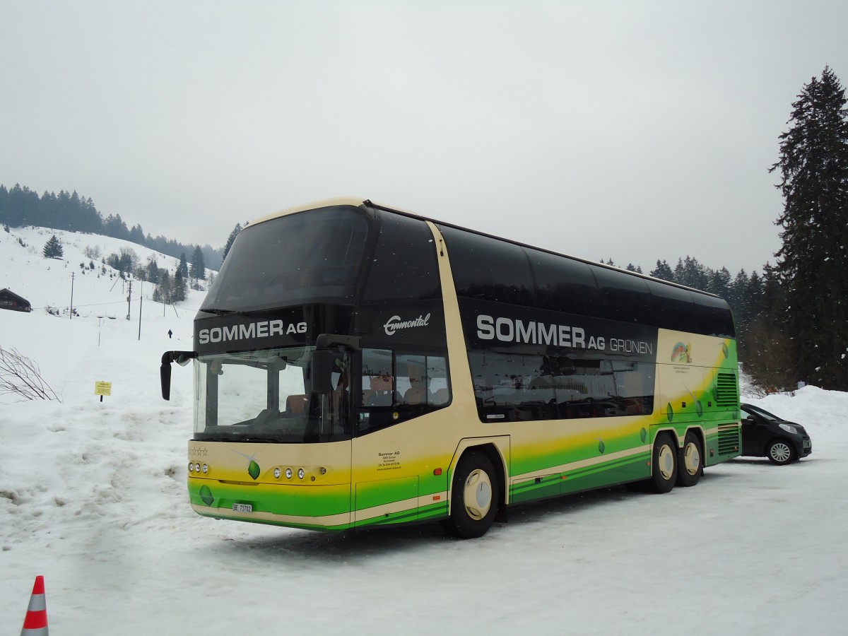 (143'329) - Sommer, Grnen - BE 71'702 - Neoplan am 21. Februar 2013 in Eriz, SnowPark