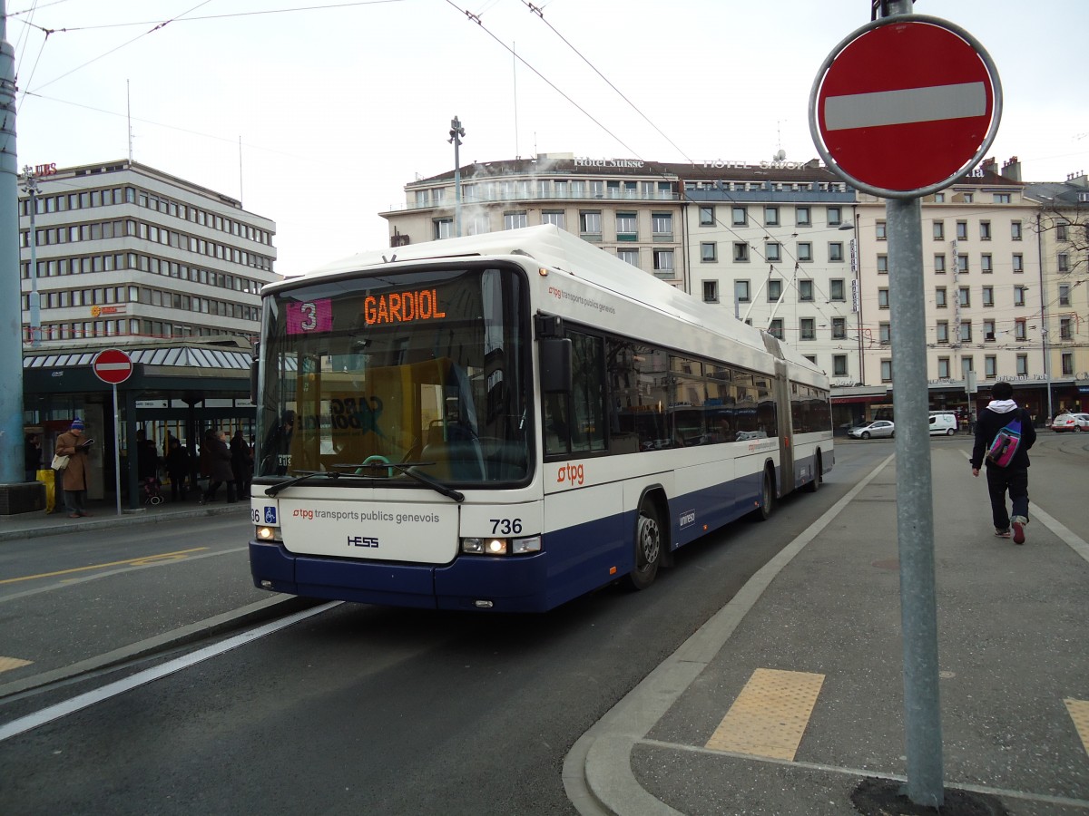 (143'350) - TPG Genve - Nr. 736 - Hess/Hess Gelenktrolleybus am 22. Februar 2013 beim Bahnhof Genve